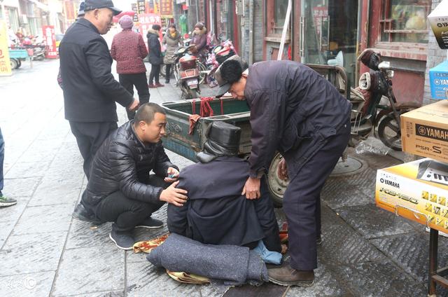故事：你們都嫌棄爺爺丟人，那我就和爺爺一起撿破爛