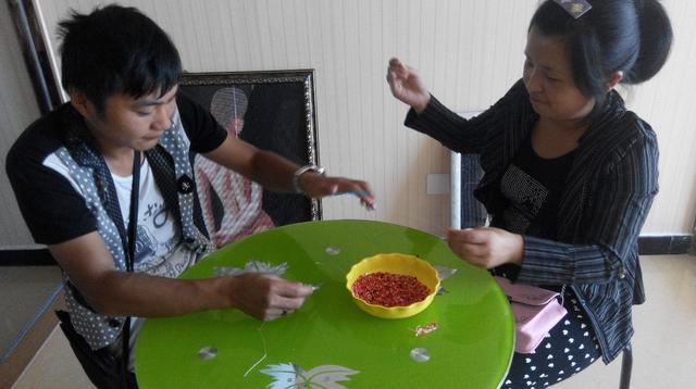 丈夫發了工資，寄給妻子後通知她，電話忘掛，聽到對話丈夫哭了