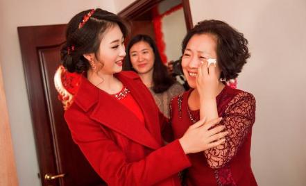 女兒家狗半夜回來一直叫，老人覺得不對勁，趕到女兒家後愣住了