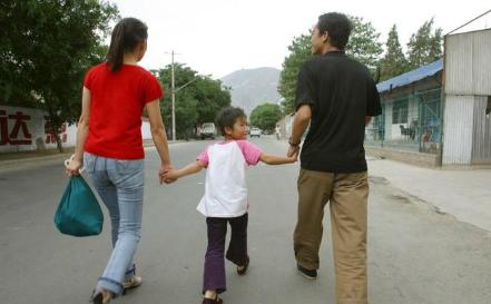 女兒家狗半夜回來一直叫，老人覺得不對勁，趕到女兒家後愣住了