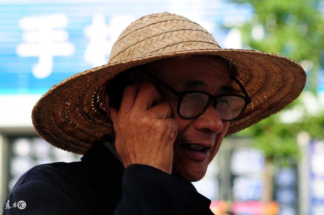 故事：老爹盼兒子出息，孝順兒子開轎車回家，老爹卻被氣倒在床