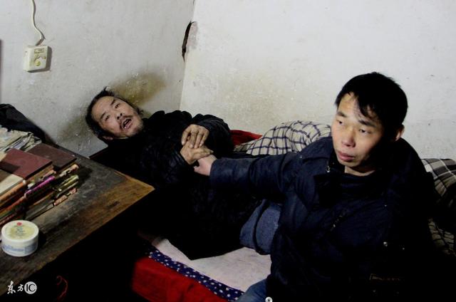 故事：老爹盼兒子出息，孝順兒子開轎車回家，老爹卻被氣倒在床