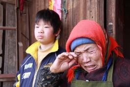 兒子打工三年春節沒回，婆婆埋怨兒媳，她流淚道：你是我親媽啊