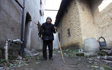 老人病重，老大老三搶家產，房樑上傳來狗叫，老二爬上去愣住了