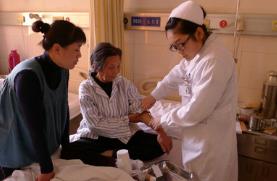 母親生病，三兒女互相推諉，3日後女兒納悶：兒女多能防老嗎？