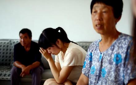 女孩高考後被騙九千，村長送來一萬，畢業後不見村長人影女孩傻了