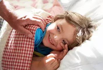 孩子錯過這2個黃金睡眠時間段，就等於錯過了黃金「增高期」！附兒童科學睡眠時間表，家長貼兒童床前提醒