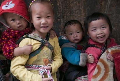夫婦撿到嬰兒，18年後女孩送去紙條，夫婦看到上面8個字愣住了