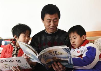 夫婦撿到嬰兒，18年後女孩送去紙條，夫婦看到上面8個字愣住了