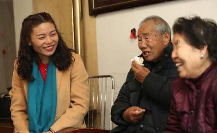 夫婦撿到嬰兒，18年後女孩送去紙條，夫婦看到上面8個字愣住了
