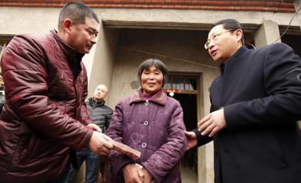 夫婦撿到嬰兒，18年後女孩送去紙條，夫婦看到上面8個字愣住了