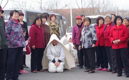 女孩高考659分，回家準備報喜，鄰居一句話，才知姥姥不在人世