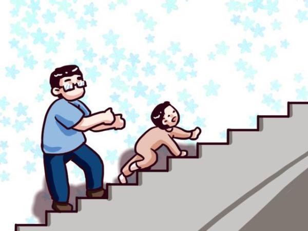 1歲男寶爬泰山，引來遊客圍觀，網友：走自己的路讓別人說去吧