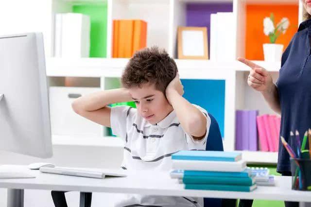 父母的不接納傷透孩子的心：「我很愛孩子，但只給他及格分」