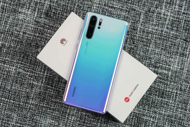 今夏時尚風向標：這些明星大咖竟「種草」同一款手機