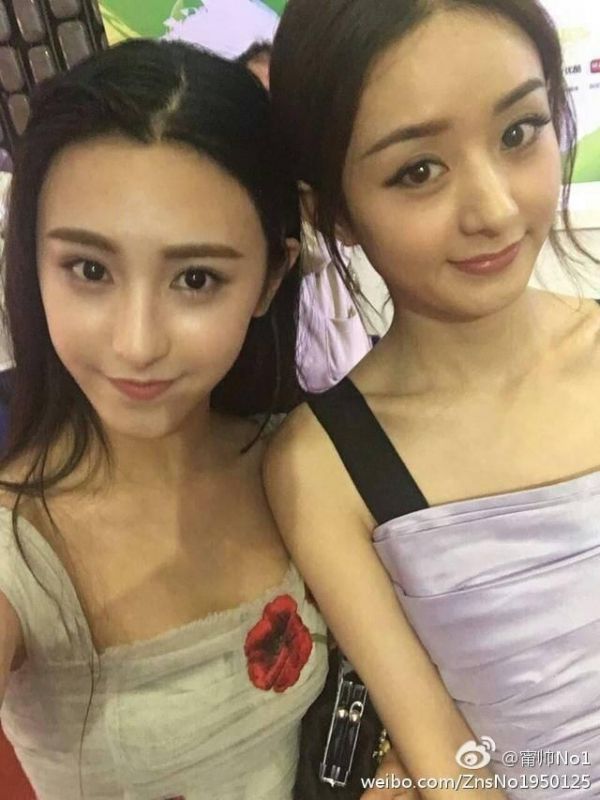 5張「大明星被路人粉絲用力比下去」的欲哭無淚合影照。#4 Angelababy變成路人甲！