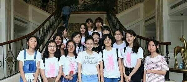 5張「大明星被路人粉絲用力比下去」的欲哭無淚合影照。#4 Angelababy變成路人甲！
