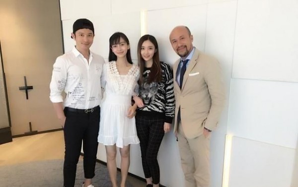 5張「大明星被路人粉絲用力比下去」的欲哭無淚合影照。#4 Angelababy變成路人甲！