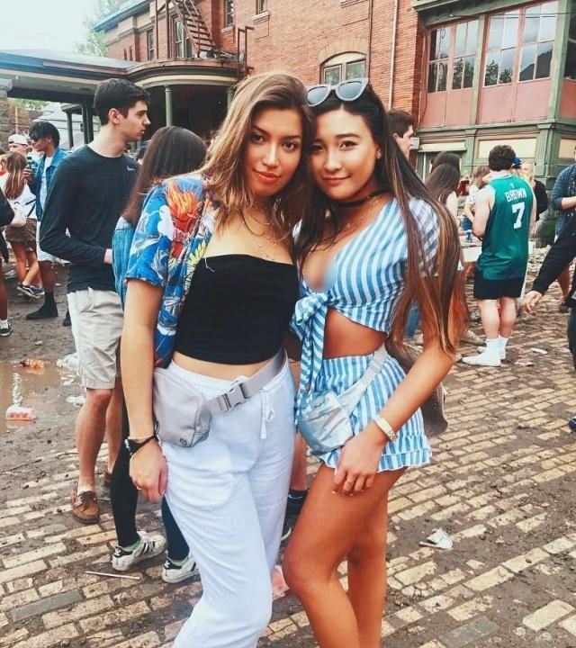 林憶蓮李宗盛21歲女兒近照曝光，單手夾煙身材火爆，大膽不羈！