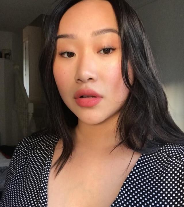 林憶蓮李宗盛21歲女兒近照曝光，單手夾煙身材火爆，大膽不羈！