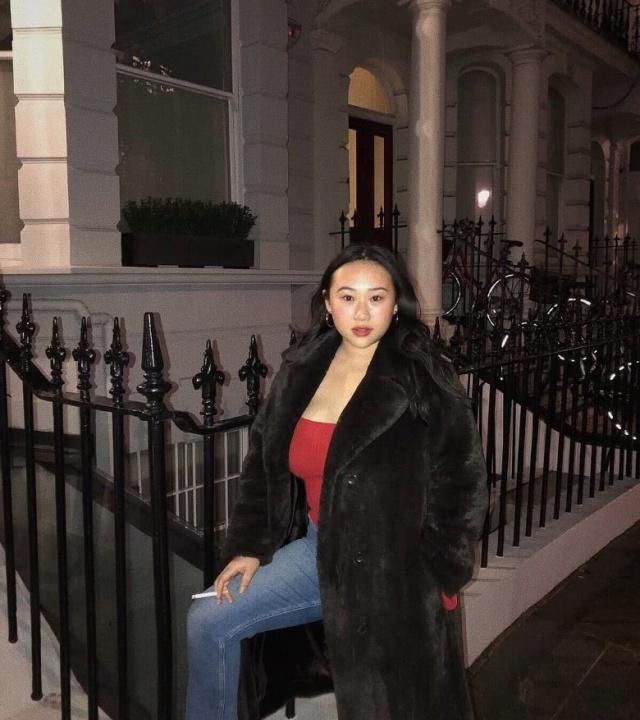 林憶蓮李宗盛21歲女兒近照曝光，單手夾煙身材火爆，大膽不羈！