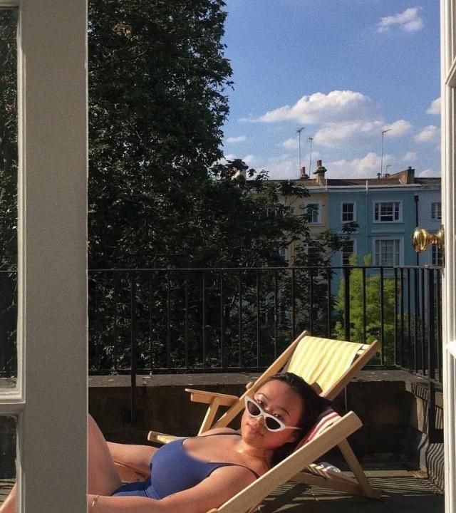 林憶蓮李宗盛21歲女兒近照曝光，單手夾煙身材火爆，大膽不羈！