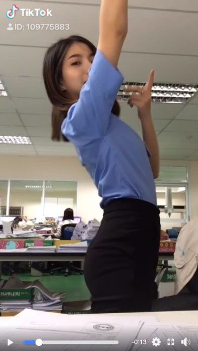午休不睡覺，隔壁「正妹女同事意外的秘密」全看到了，網友：重播一遍遍還不夠！
