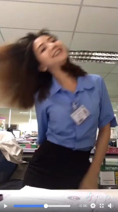 午休不睡覺，隔壁「正妹女同事意外的秘密」全看到了，網友：重播一遍遍還不夠！