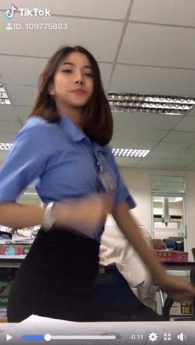 午休不睡覺，隔壁「正妹女同事意外的秘密」全看到了，網友：重播一遍遍還不夠！