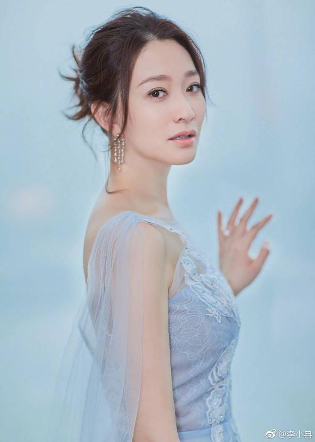 從頭白到腳的凍齡女神李小冉，逆齡生長也可以這樣美