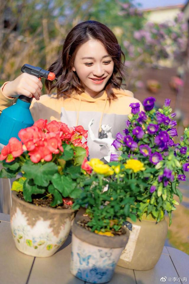 從頭白到腳的凍齡女神李小冉，逆齡生長也可以這樣美