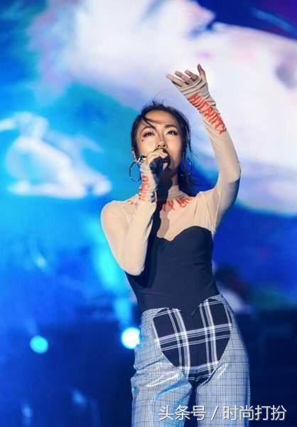 44歲林志玲出席活動近照，腿是怎麼了！，網友：腿合都合不攏，太難看了！