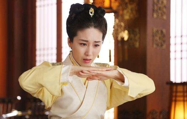 「眼瞎」的周美毅：母親葬禮上被提離婚，老公暴力奪子豪門變狼窩