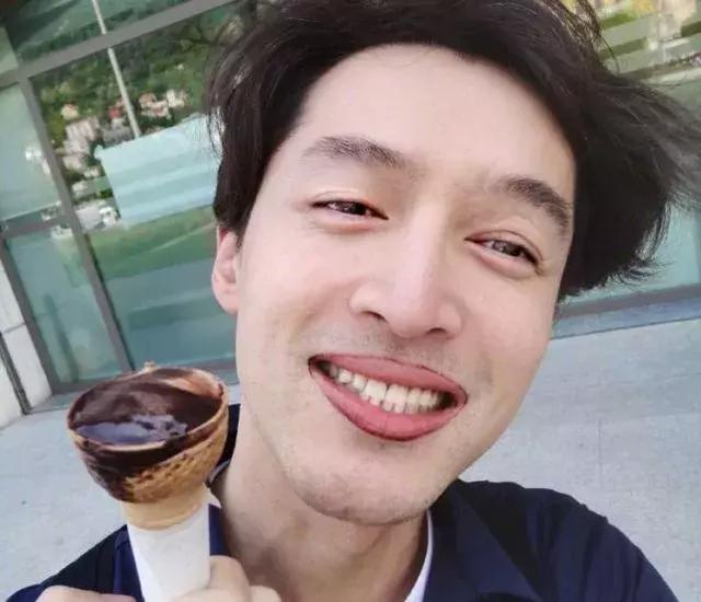 胡歌帶偏《南方的車站》劇組，紅毯尬舞出錯，一路跑至《攀登者》