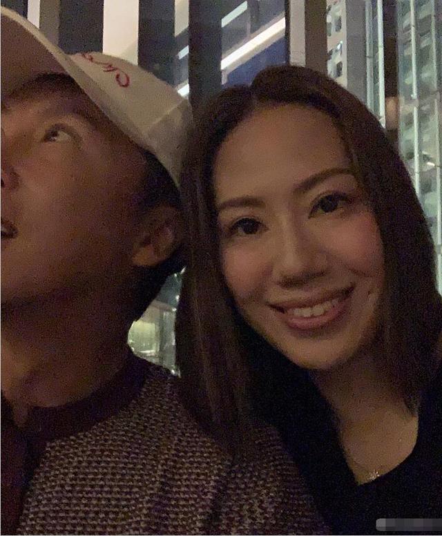 甄子丹夫婦狂撒狗糧，老夫少妻琴瑟和鳴，15歲女兒亭亭玉立超有范