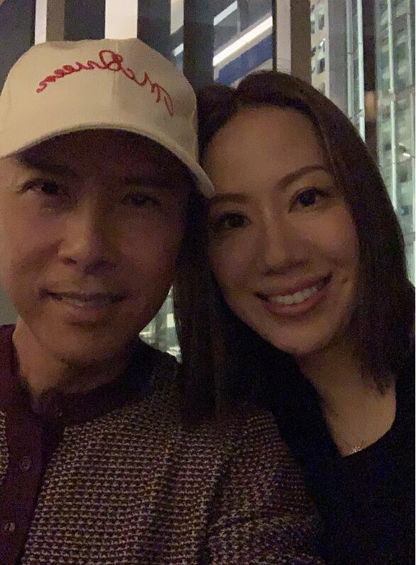 甄子丹夫婦狂撒狗糧，老夫少妻琴瑟和鳴，15歲女兒亭亭玉立超有范