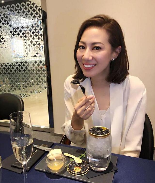 甄子丹夫婦狂撒狗糧，老夫少妻琴瑟和鳴，15歲女兒亭亭玉立超有范
