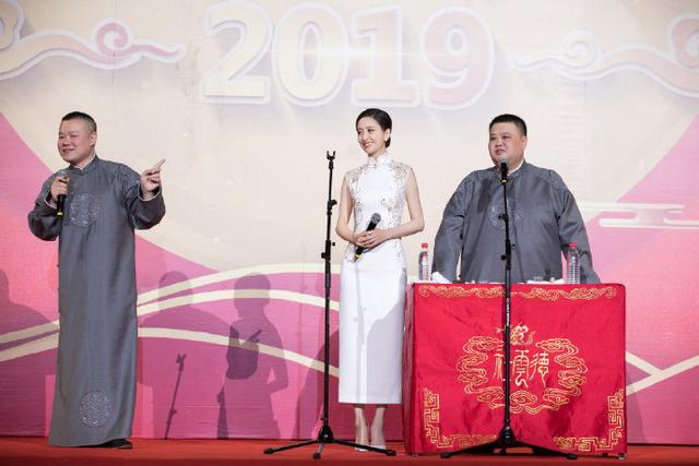 佟麗婭與岳雲鵬同框說相聲，XS與3XL與5XL的對比，太美了
