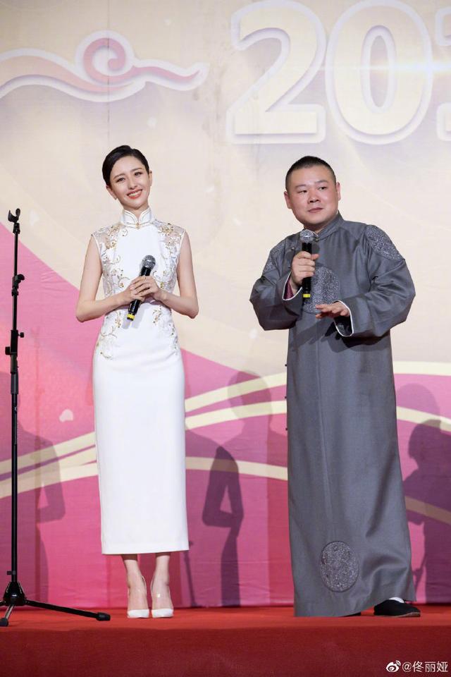 佟麗婭與岳雲鵬同框說相聲，XS與3XL與5XL的對比，太美了