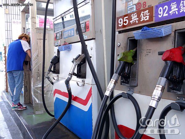  開車加500！工讀生恍神…1800加好加滿 車主問這一句「同事神救援」讓他笑著離開
