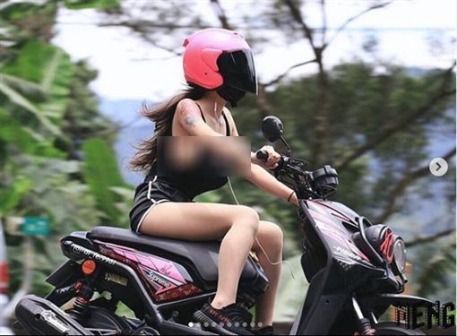 正妹騎車過彎！老司機嗨翻了。