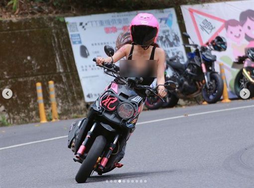 正妹騎車過彎！老司機嗨翻了。