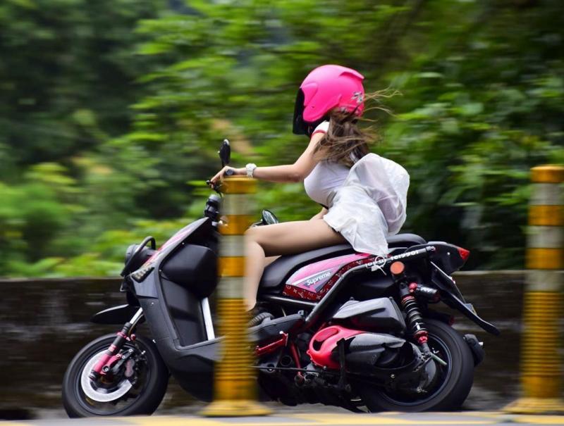 正妹騎車過彎！老司機嗨翻了。