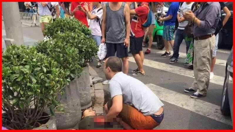 女子當街摔倒至昏迷，大叔上前人工呼吸，靠近時大叔嚇得連連後退
