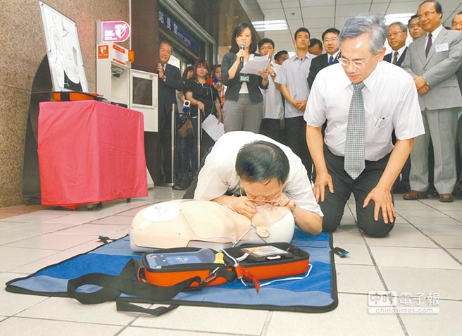 女子當街摔倒至昏迷，大叔上前人工呼吸，靠近時大叔嚇得連連後退