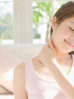 女子當街摔倒至昏迷，大叔上前人工呼吸，靠近時大叔嚇得連連後退