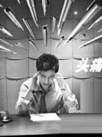 女子當街摔倒至昏迷，大叔上前人工呼吸，靠近時大叔嚇得連連後退