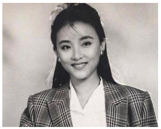 鞠萍頗有「日系氧氣美女」的感覺，更沒想到李靜年輕時也這麼好看