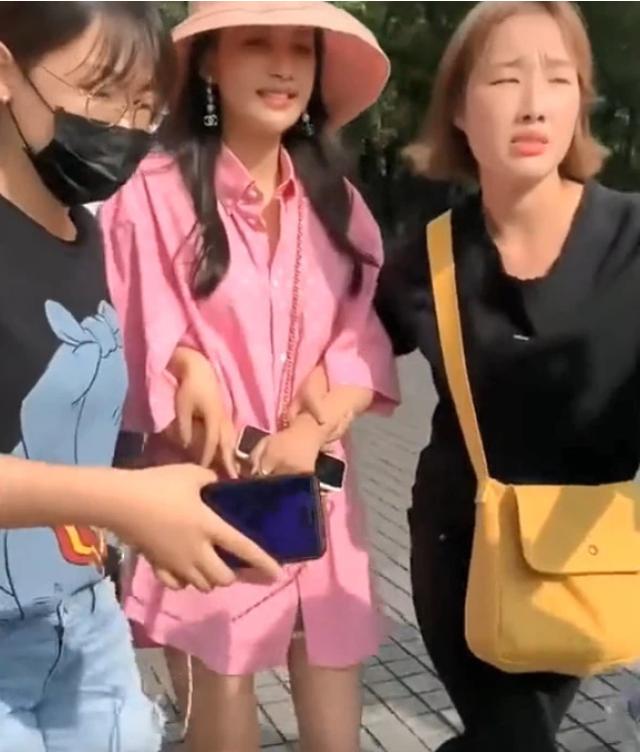 孫怡的腿有多細？路人鏡頭下的她，網友：餓我一年也瘦不成這樣