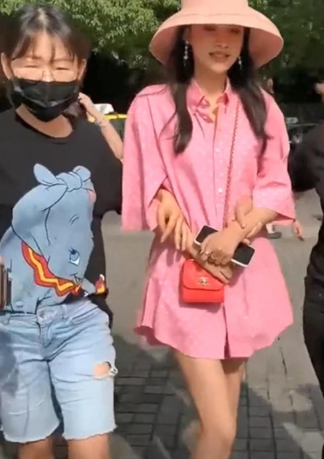 孫怡的腿有多細？路人鏡頭下的她，網友：餓我一年也瘦不成這樣